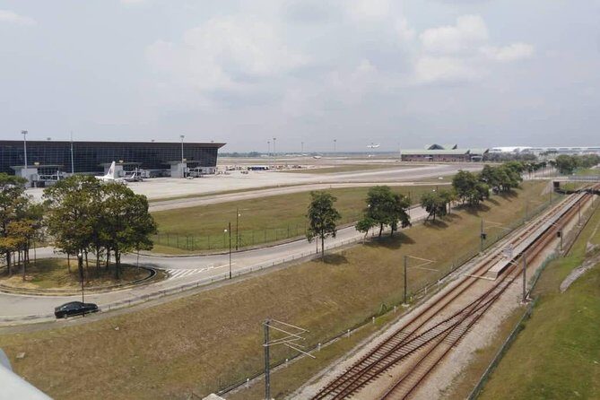 Private Airport Transfer - The pickup rhythm: waiting for your driver, not the other way around