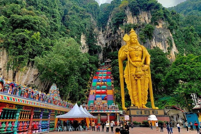 Private Batu Caves & Petronas Twin Tower Tickets With Lunch <em>26</em> – Key highlights at a glance’ /></p>
<ul>
<li><strong>A private 5 to 6 hour route</strong> that keeps the day moving without the usual public-transport hassle</li>
<li><strong>Batu Caves with a guide’s context</strong> for the Hindu shrines and the gold Lord Murugan statue area</li>
<li><strong>A hands-on-style batik stop at Batik Chong</strong> focused on how Malaysian batik is made</li>
<li><strong>Royal Selangor Visitor Centre</strong> as a quick, interesting detour into Malaysia’s pewter industry</li>
<li><strong>Petronas Twin Towers access planned around the Skybridge and observation deck</strong> for big-city views</li>
<li><strong>A backup plan</strong>: if Petronas tickets are unavailable last minute, you’re replaced with a KL Tower ticket</li>
</ul>
<h2 id="a-tight-5-to-6-hour-loop-in-kuala-lumpur">A tight 5 to 6 hour loop in Kuala Lumpur</h2>
<p><img width="669" height="446" decoding="async" src=
