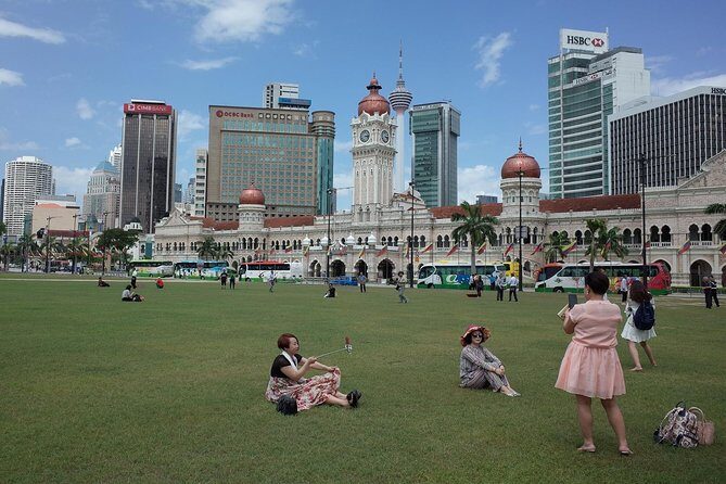 Private Kuala Lumpur Night Market And Food Tour - The guide and the behind-the-scenes experience
