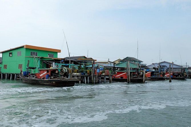 Private Tour: Crab Island Sightseeing Boat Ride and Seafood Lunch - The Blue Mosque (Sultan Salahuddin Abdul Aziz Mosque): quick, striking photos