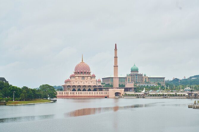 Putrajaya City Tour From Kuala Lumpur - Seri Wawasan Bridge and Putrajaya Lake: The City’s Designed Feel