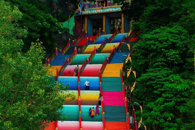 Putrajaya Tour From Kuala Lumpur Includes Batu Caves - First Stop: Batu Caves and the Lord Murugan Giant Statue