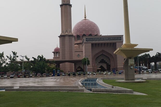Putrajaya Tour From Kuala Lumpur Includes Batu Caves - Kelab Tasik Putrajaya Cruise: Worth the Extra Time if You Want a Break