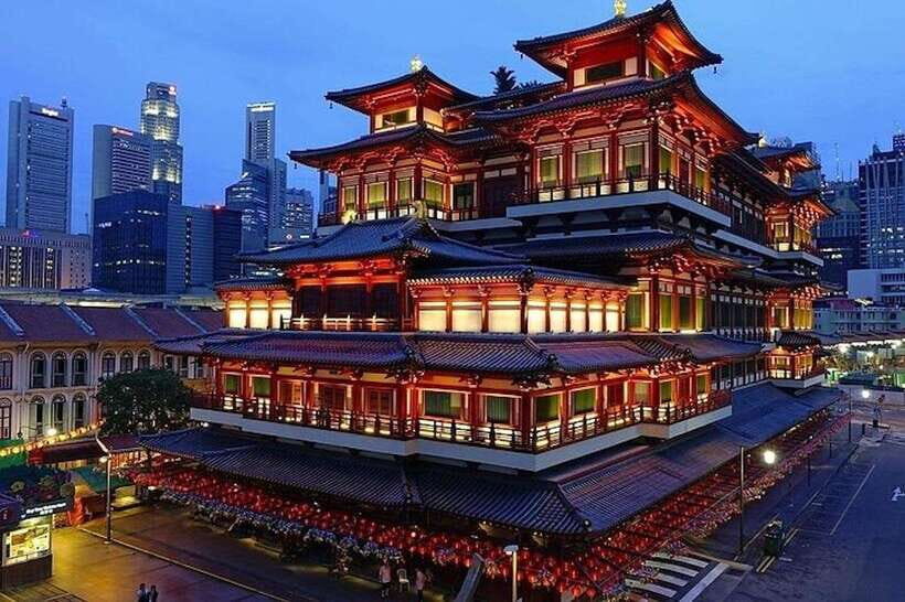 Singapore: Nighttime City Sightseeing Tour with River Cruise - Merlion Park at night: the classic skyline shot